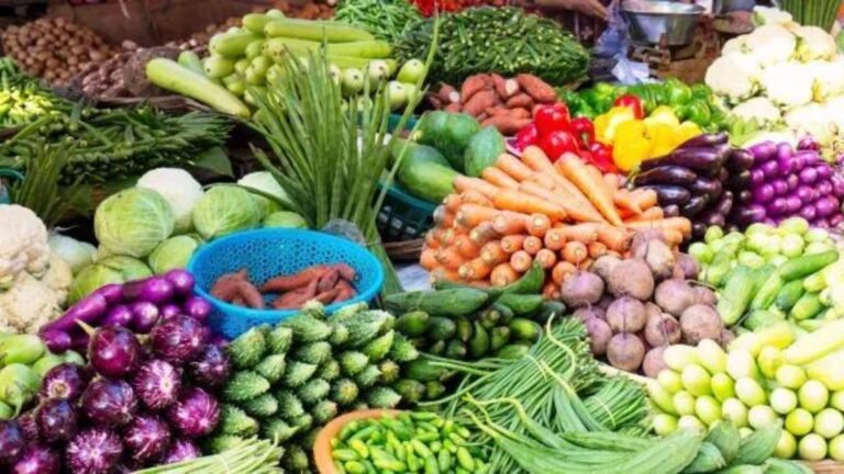 Green Vegetable Price: तेजी से बढ़ रहे हरी सब्जियों के दाम, इस राज्य में प्याज हो रहा खराब!