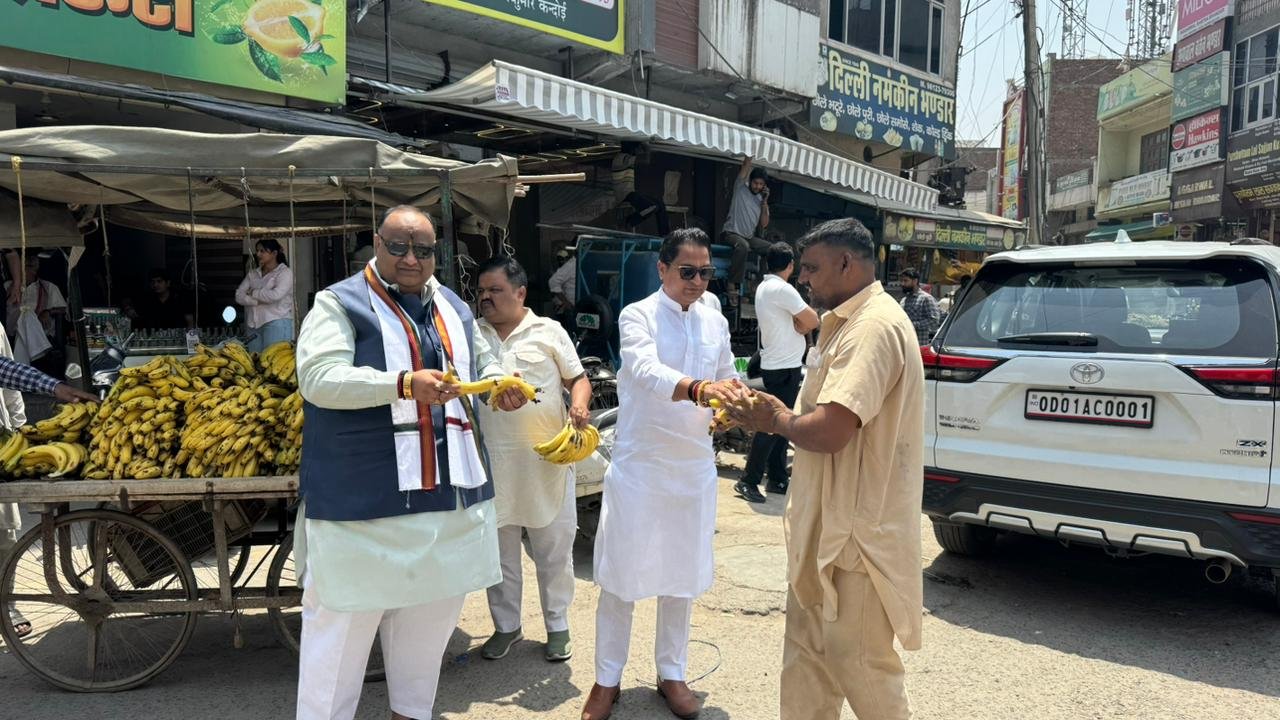 सिरसा में जश्न: बंगाल में भाजपा की ऐतिहासिक जीत  पर बांटे फल